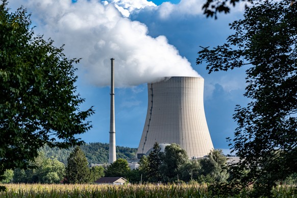 ARCHIV - 11.09.2022, Bayern, Essenbach: Wasserdampf steigt aus dem K�hlturm des Atomkraftwerks (AKW) Isar 2. (zu dpa �Habeck: Zwei Atomkraftwerke bleiben �wohl� im ersten Quartal am Netz�) Foto: Armin ...