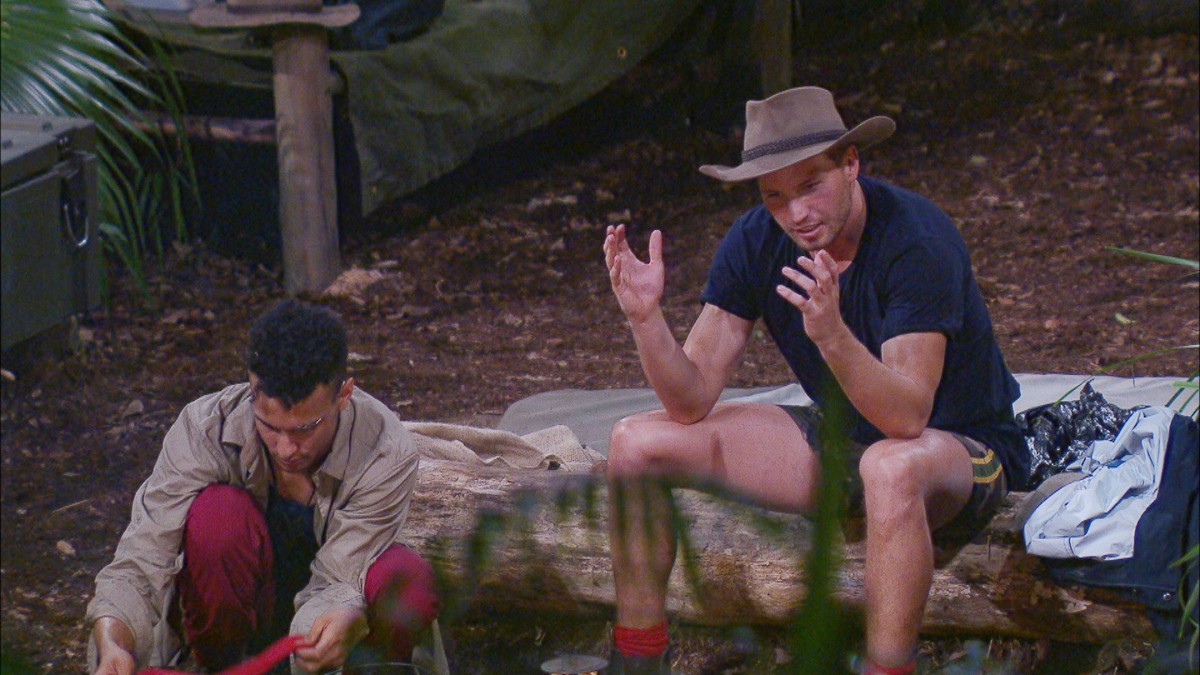 Prince Damien und Raúl: Der Sänger will mit den anderen Campern Klartext sprechen.