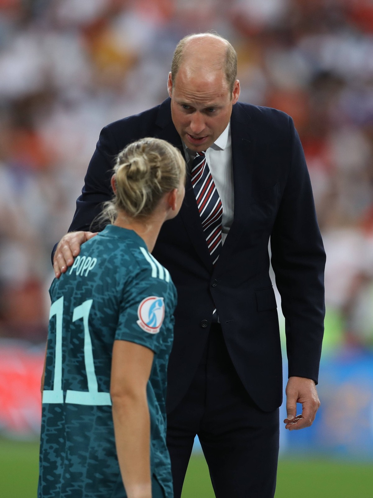 Prinz William und Alexandra Popp nach dem verlorenen Spiel für die deutsche Nationalmannschaft.