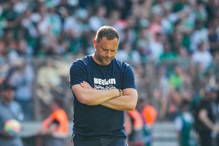 22.04.2023, Berlin: Fußball: Bundesliga, Hertha BSC - Werder Bremen, 29. Spieltag, Olympiastadion, Herthas Cheftrainer Pal Dardai steht mit gesenktem Kopf am Spielfeldrand. Foto: Soeren Stache/dpa - W ...