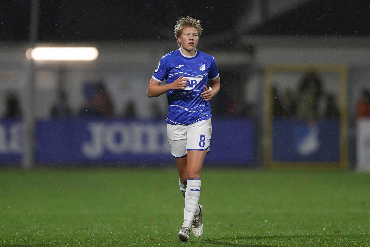 FLYERALARM Frauen-Bundesliga TSG Hoffenheim - FC Bayern Muenchen 02.12.2022 Paulina Krumbiegel 8, TSG 1899 Hoffenheim, FLYERALARM Frauen-Bundesliga, TSG Hoffenheim - FC Bayern Muenchen, 02.12.2022, Si ...