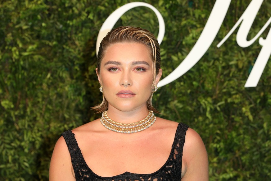 Schauspielerin Florence Pugh musste sich wegen Fotos, auf denen man ihre Brustwarzen sieht, viele böse Kommentare anhören – sie wehrt sich.