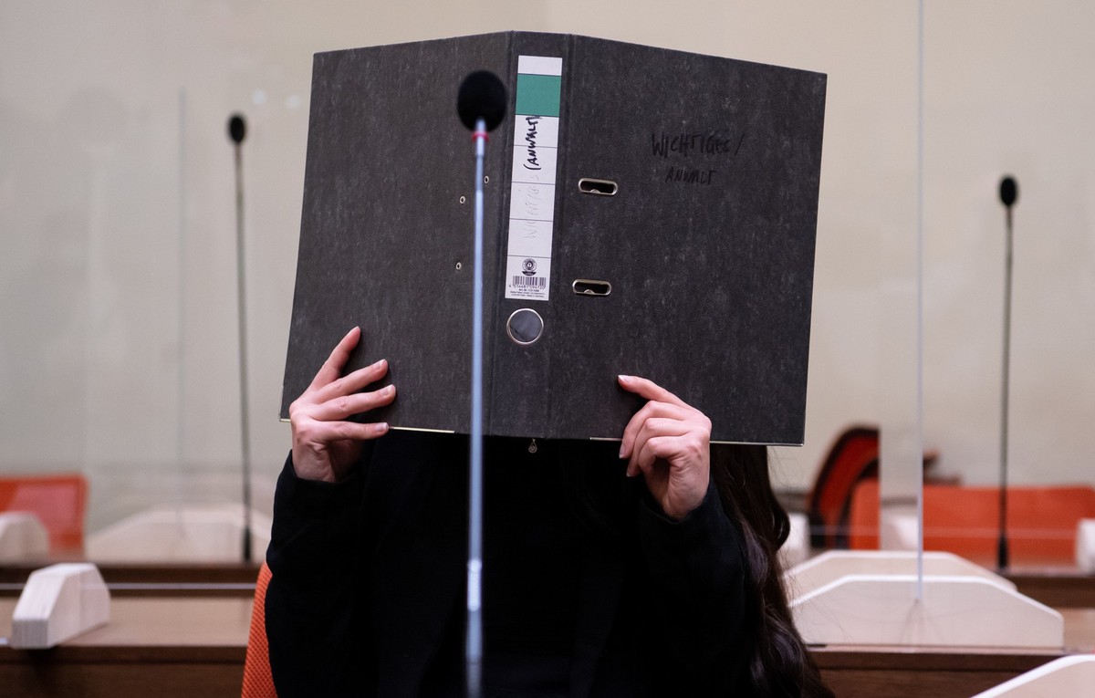 ARCHIV - 25.10.2021, Bayern, München: Die Angeklagte Jennifer W. sitzt vor Beginn der Verhandlung im Gerichtssaal. Die Frau aus Lohne in Niedersachsen ist wegen Mordes und Kriegsverbrechen angeklagt.  ...