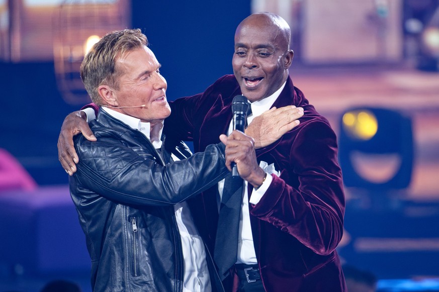 01.04.2023, Nordrhein-Westfalen, Köln: Juror Dieter Bohlen und Ex-Juror Bruce Darnell begrüßen sich bei der ersten Live-Sendung der Castingshow «Deutschland sucht den Superstar 20». Die RTL-Castingsho ...