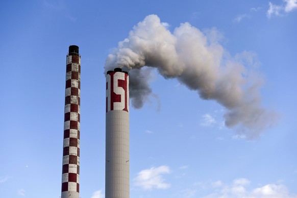 Rauchendes Kamin Kehrichtverbrennungsanlage, Basel, Schweiz, 14.03.2020 *** Smoking chimney waste incinerator, Basel, Switzerland, 14 03 2020 PUBLICATIONxNOTxINxSUI