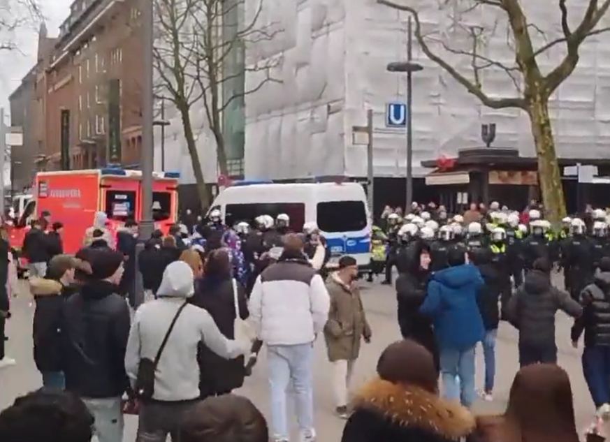 In der Hamburger Innenstadt wütete am Samstag ein aufgebrachter Mob.