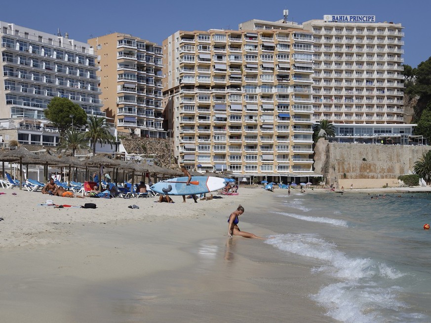 MALLORCA, SPAIN - JULY 30: People sunbathing on July 30, 2020 in Mallorca, Spain. The United Kingdom, whose citizens comprise the largest share of foreign tourists in Spain, added Mallorca and other S ...