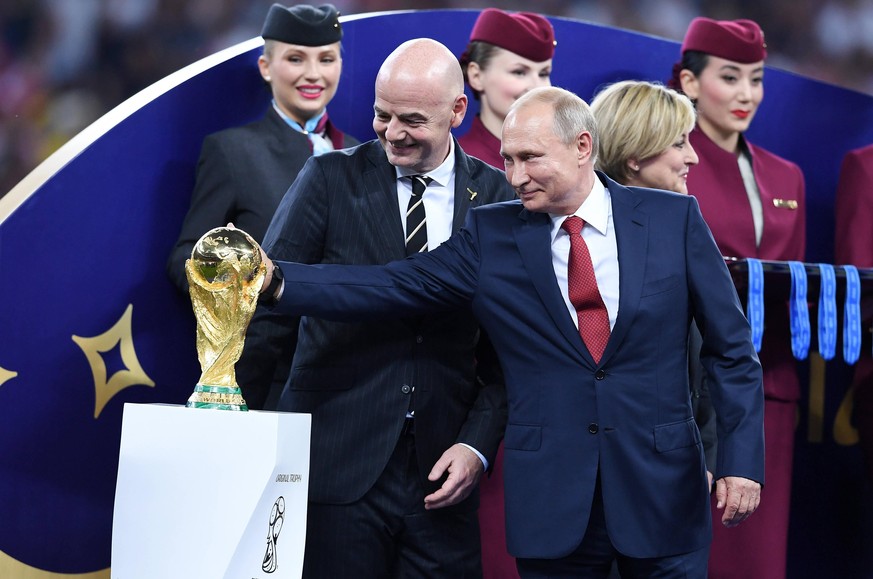 FUSSBALL WM Qualifikation 2022 - ARCHIVBILD: WM 2018 FINALE Frankreich - Kroatien 15.07.2018 FIFA-Praesident Gianni Infantino li, Schweiz und Praesident Wladimir Wladimirowitsch Putin re, Russland mit ...