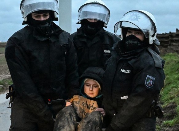 12.01.2023, Nordrhein-Westfalen, Erkelenz: Umweltaktivistin Luisa Neubauer wird von Polizisten während einer Sitzblockade weggetragen. Die Demonstranten hatten versucht am zweiten Tag der Räumung durc ...