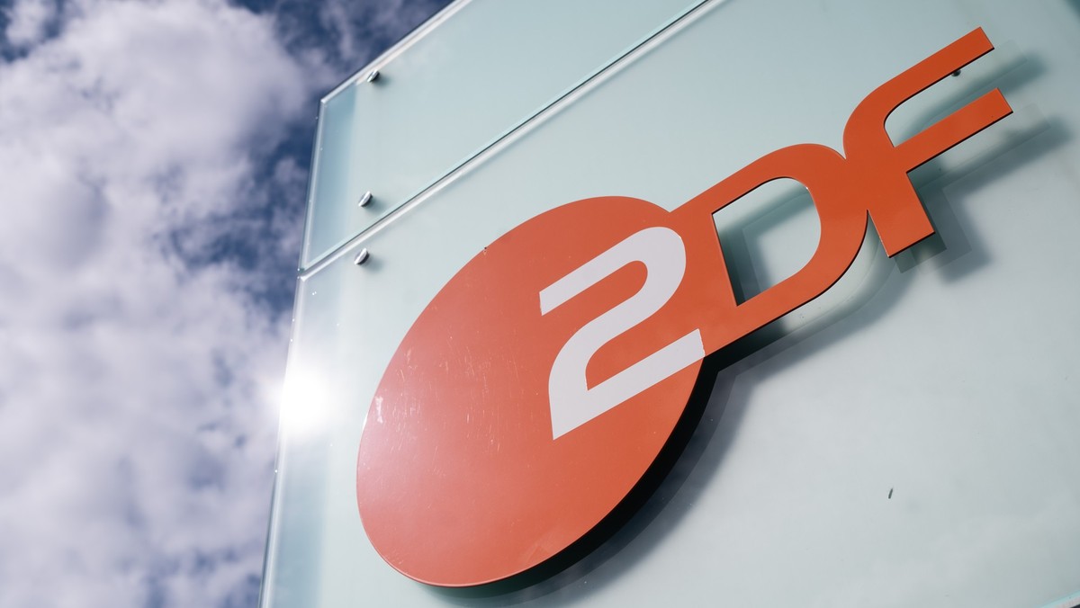 ARCHIV - 16.09.2022, Rheinland-Pfalz, Mainz: Logo des ZDF am Sendezentrum des Zweiten Deutschen Fernsehens. (zu dpa: