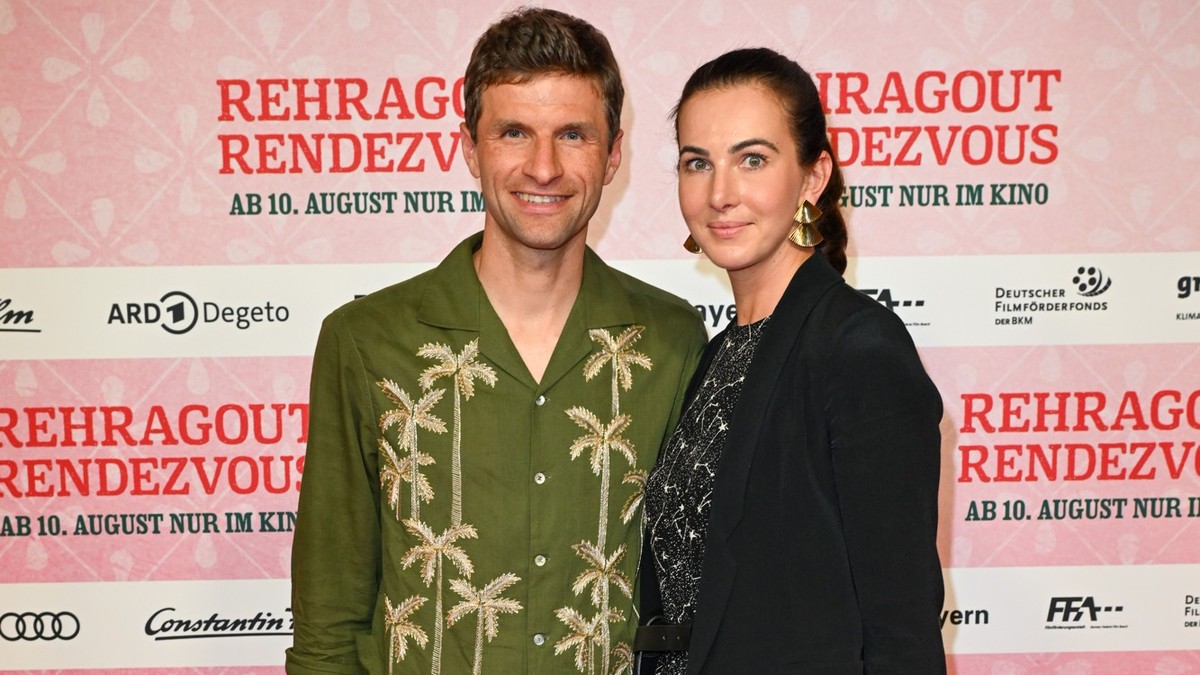 MUNICH, GERMANY - JULY 31: Thomas Müller and his wife Lisa Müller attend the Premiere for "Rehragout Rendezvous" at Mathaeser Filmpalast on July 31, 2023 in Munich, Germany. (Photo by Hannes ...