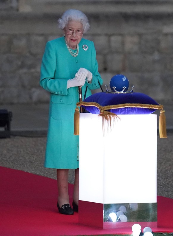 Thronjubiläum der Queen - Queen Elizabeth II. bei Entzündung eines Platin-Jubiläumsfeuers in Windsor . 02/06/2022. Windsor, United Kingdom. Queen Elizabeth II attends the lighting of a Platinum Jubile ...