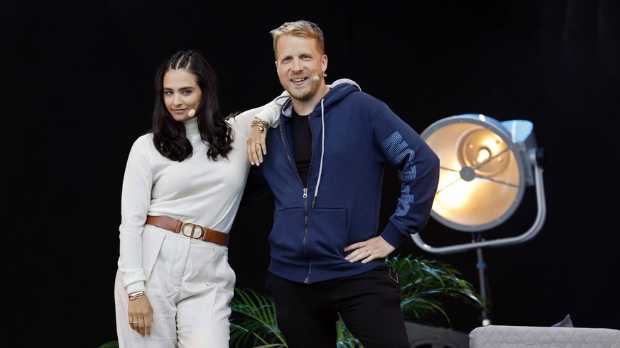 Amira Pocher mit Ehemann Oliver Pocher mit dem Programm Die Pochers hier live beim BonnLive Kulturgarten Open Air 2021 in der Rheinaue. Bonn, 01.08.2021 *** Amira Pocher with husband Oliver Pocher wit ...