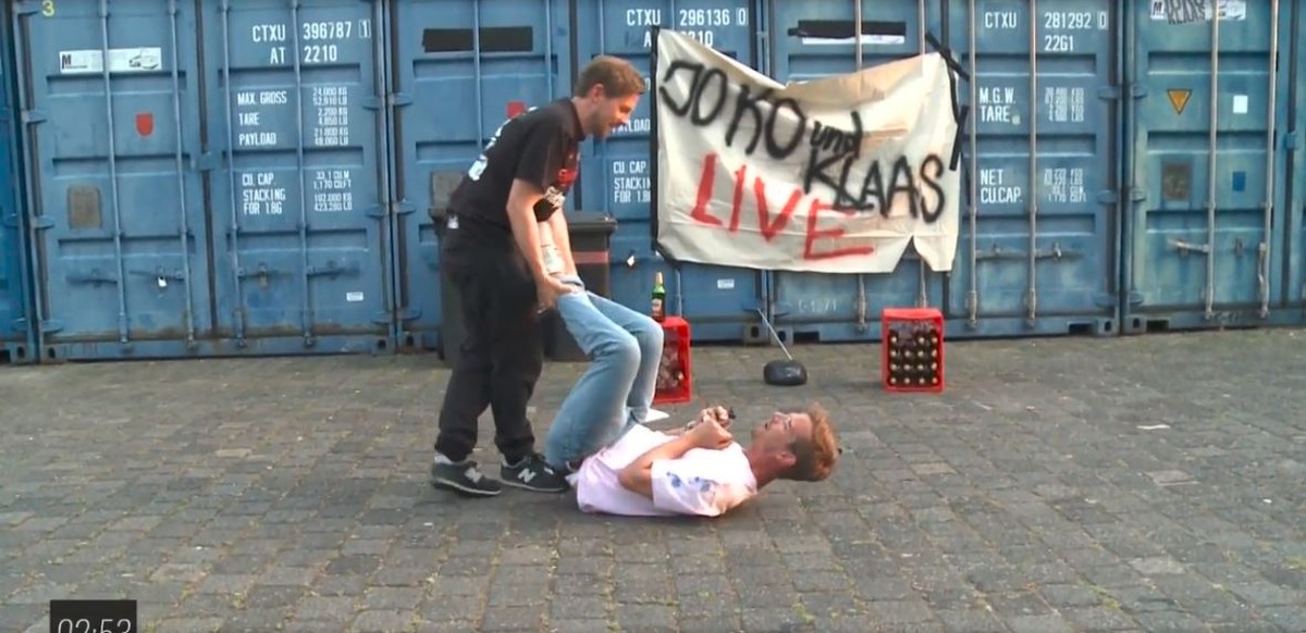 Joko und Klaas müssen am Ende der Sendung noch sieben Minuten füllen. Also, machen sie Quatsch.