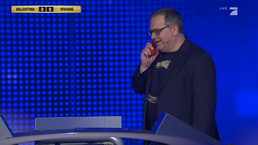 Moderator Elton ging mehrmals bei "Schlag den Star" an das rote Telefon.