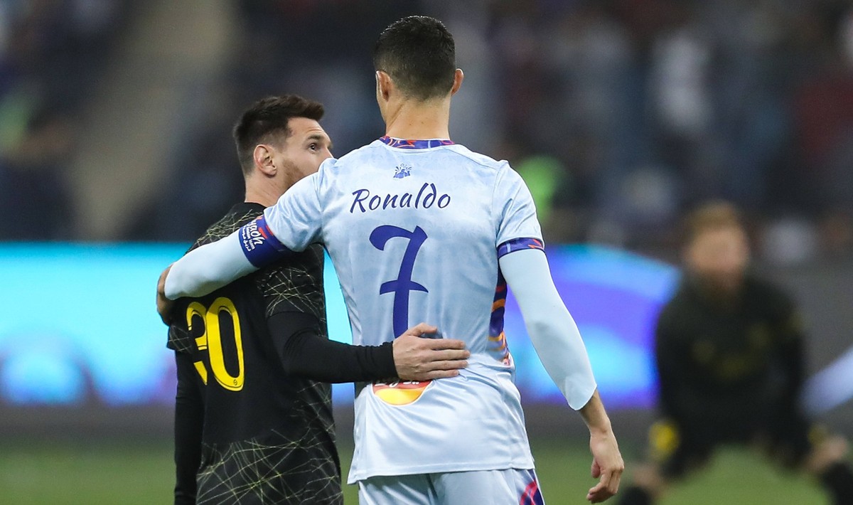 Bilder des Jahres 2023, Sport 01 Januar Riyadh All-Star XI vs Paris Saint-Germain FC Lionel Messi L and Cristiano Ronaldo great each other prior Riyadh All-Star XI vs Paris Saint-Germain FC at King Fa ...