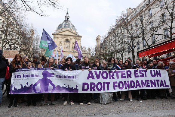 Frankreich, Bef�rworter des Rechts auf Abtreibung demonstrieren in Paris Rally For Abortion Rights - Paris A group of demonstrators behind a banner with the message abortion is a fundamental right, du ...