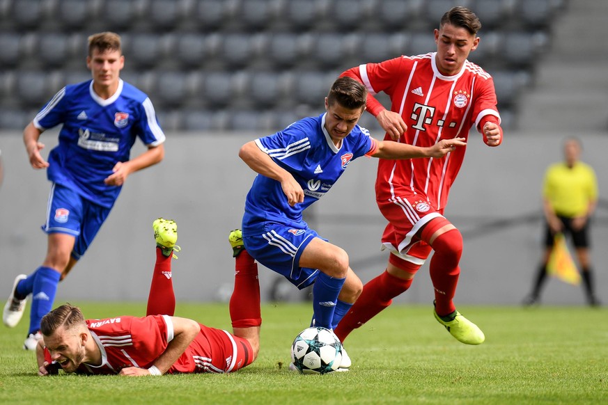 Das war noch in der letzten Saison: Kapitän Ehlich setzt sich in der A-Jugend-Bundesliga gegen zwei Spieler des FC Bayern durch.