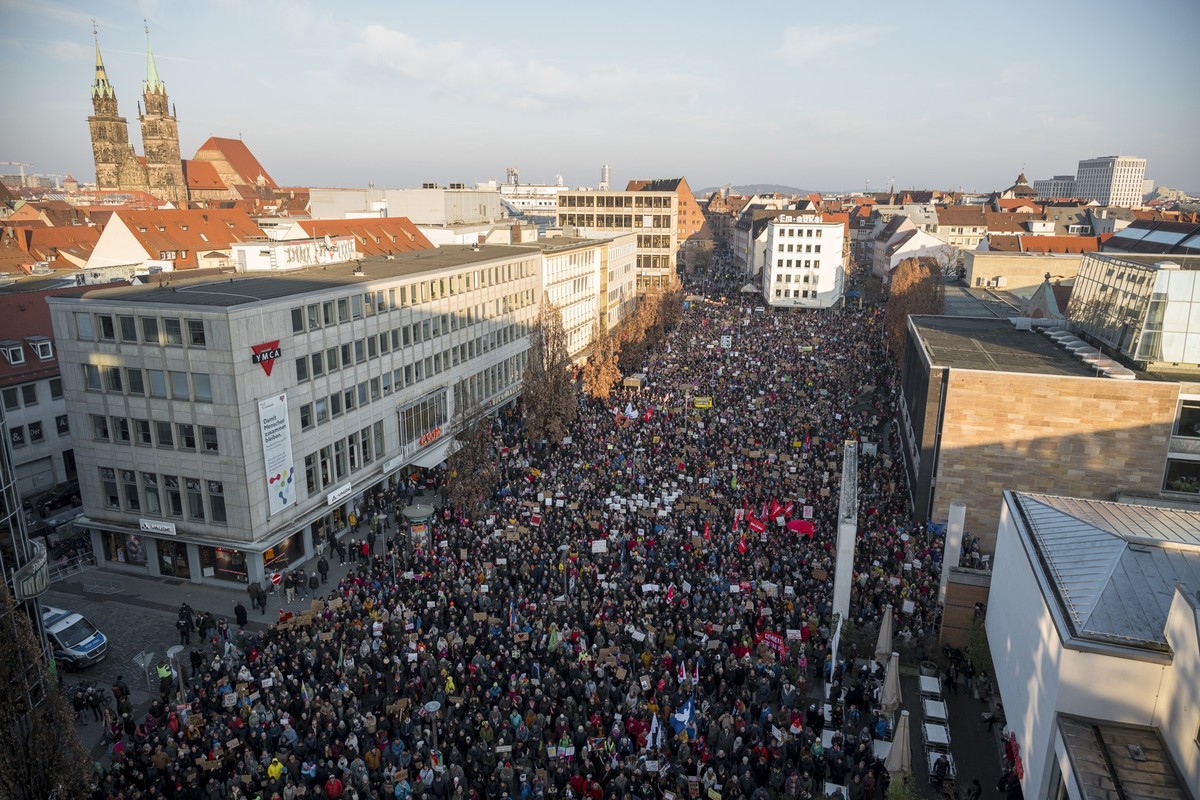 08.02.2025, Bayern, Nürnberg: Zur Demonstration der Allianz gegen Rechtsextremismus unter dem Titel &quot;Bundestagswahl 2025: Wer Demokratie wählt, wählt keine Rassisten&quot; sind zahlreiche Persone ...