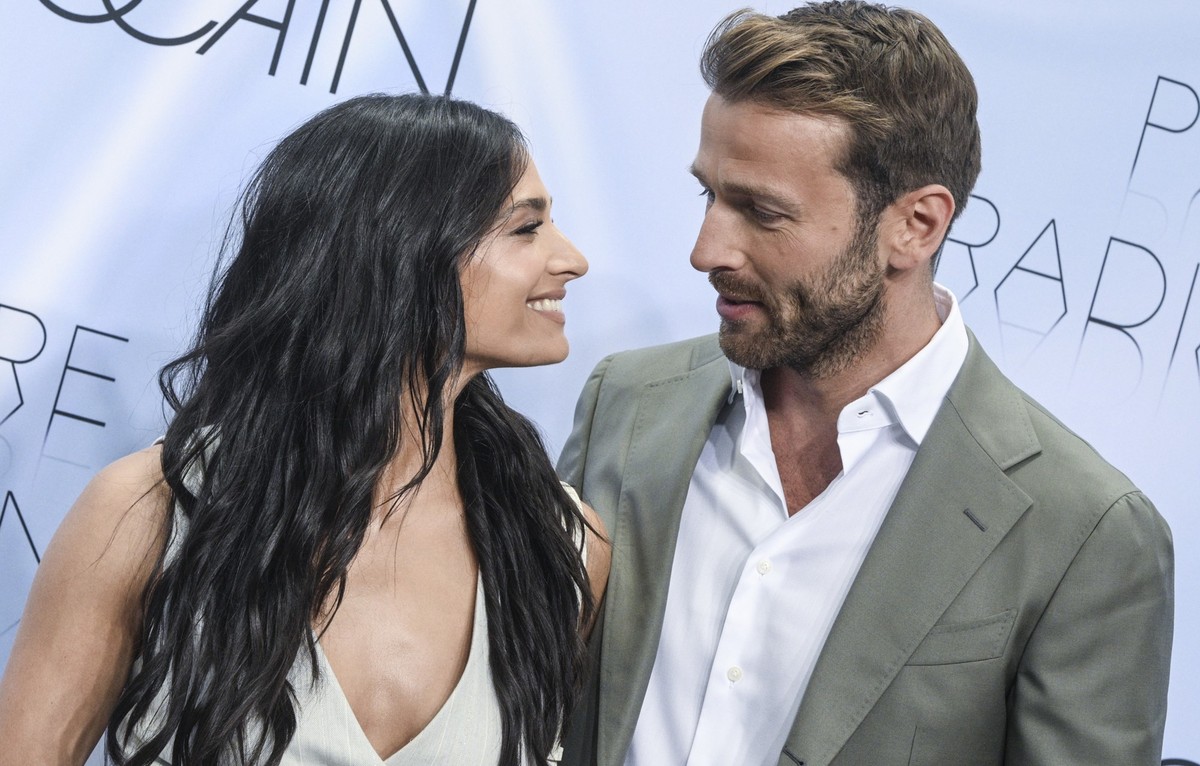 02.07.2024, Brandenburg, Potsdam: Amira Pocher und Christian Düren kommen zur Show des Labels Marc Cain in die Kolonnaden mit Triumphtor am Neuen Palais. Sie zeigen sich erstmals gemeinsam in der Öffe ...
