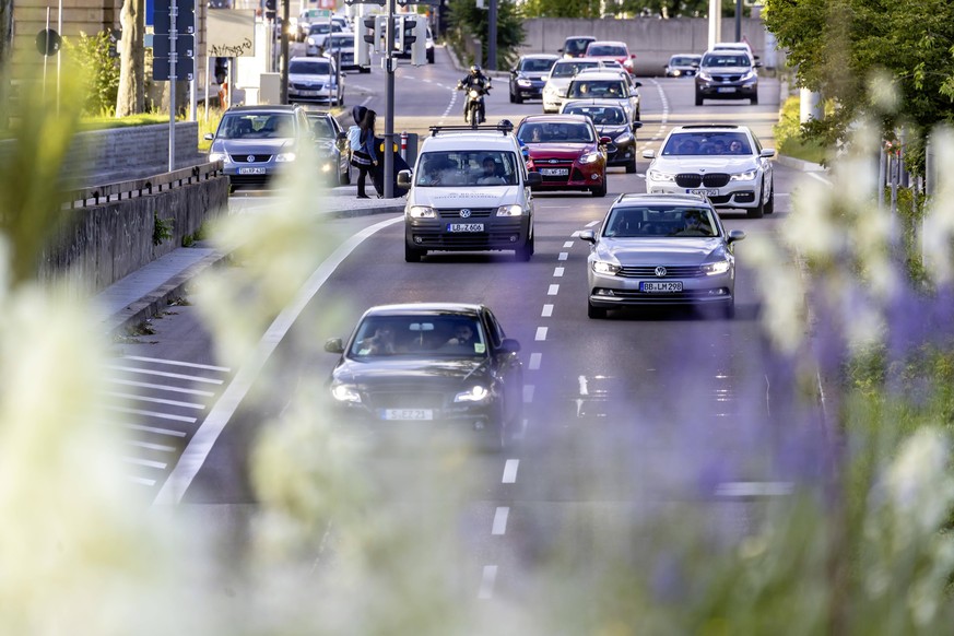 Stadtverkehr Stuttgart. Mehrspurige B10/B14 durch die Innenstadt. // 29.06.2020, Stuttgart, Baden-Württemberg, Deutschland. *** Urban transport Stuttgart Multi-lane B10 B14 through the city centre 29  ...