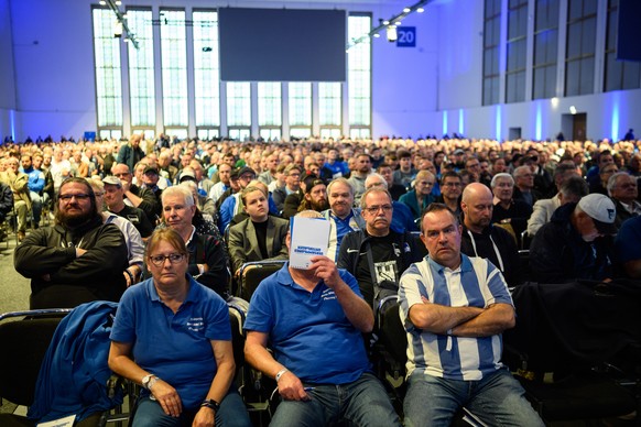 29.05.2022, Berlin: Fu�ball: Bundesliga, Hertha BSC, Mitgliederversammlung in der Messe Berlin. Die Teilnehmer der Versammlung verfolgen die Begr��ung des Versammlungsleiters. Foto: Soeren Stache/dpa  ...