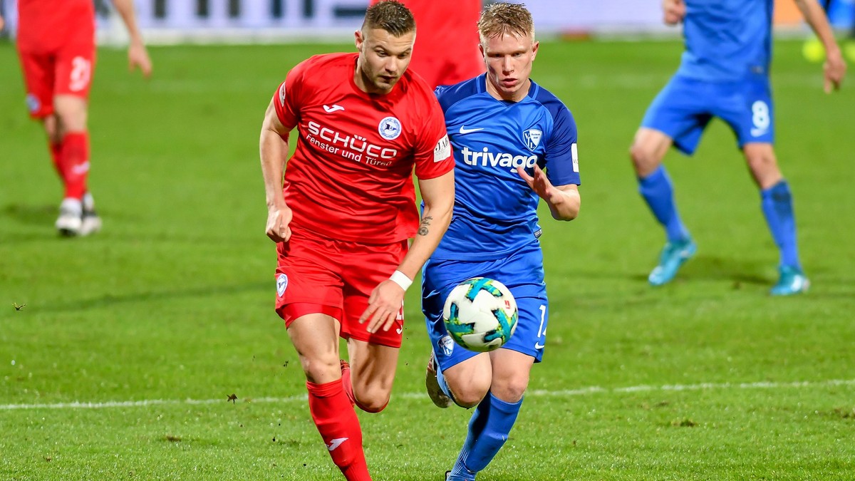 GER, 2.FBL, VfL Bochum vs Arminia Bielefeld, / 29.01.2018, Vonovia Ruhrstadion, Bochum, GER, 2.FBL, VfL Bochum vs Arminia Bielefeld,, im Bild v. li. im Zweikampf Florian Hartherz ( 28, Arminia Bielefe ...