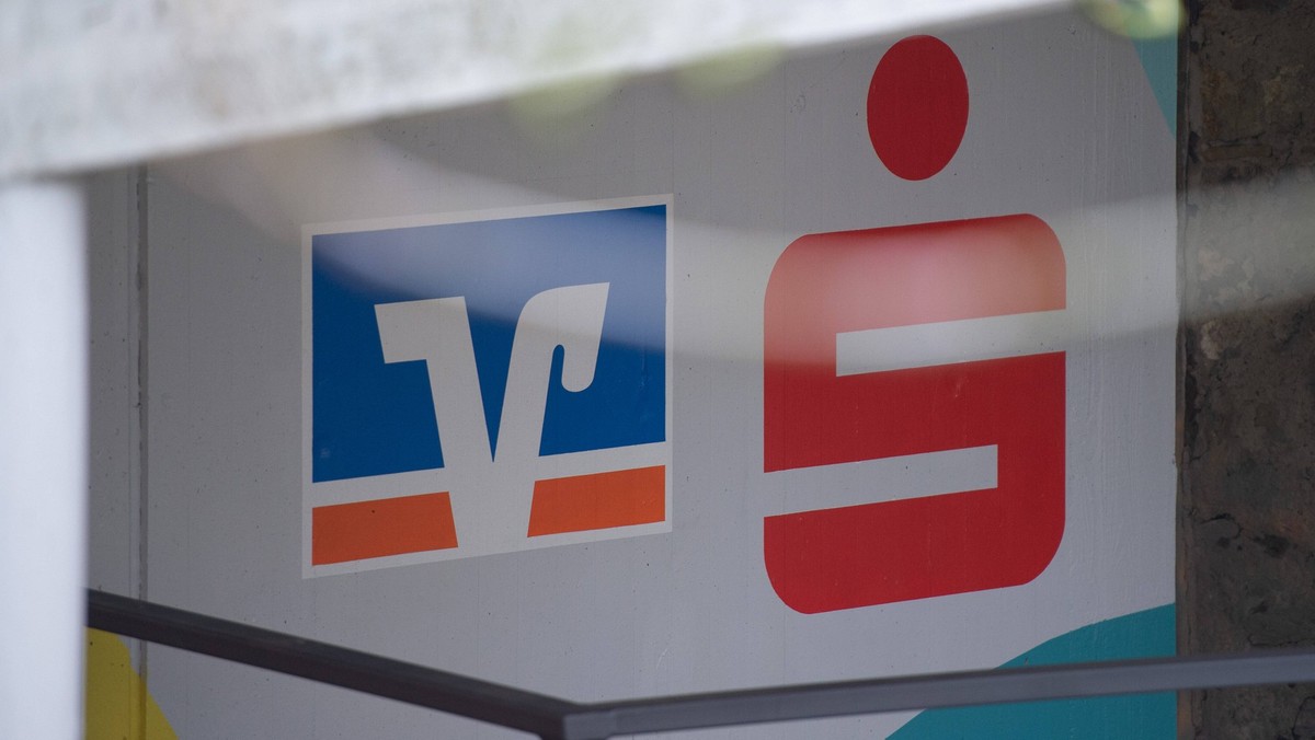 Herford, Deutschland 18.03.2020: Feature Finanzen Ein Logo, Wappen, Emblem, Schriftzug der Volksbank und Sparkasse , Herford Deutschland *** Herford, Germany 18 03 2020 Feature Finance A logo, coat of ...