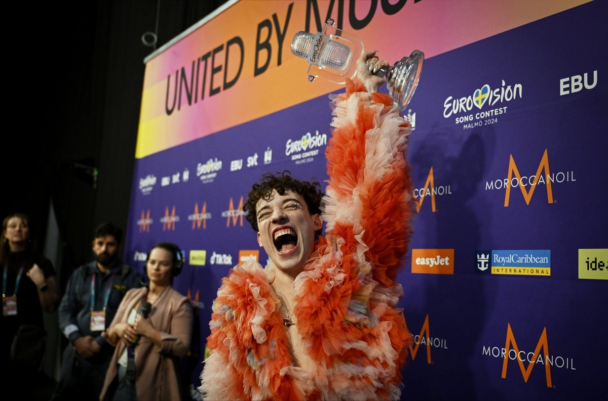 ARCHIV - 12.05.2024, Schweden, Malm�: Nemo aus der Schweiz nach dem Gewinn im Finale des Eurovision Song Contest (ESC) 2024. (zu dpa: �ESC in Basel - Deutsche Grenzst�dte erfreut�) Foto: Antti Aimo-Ko ...