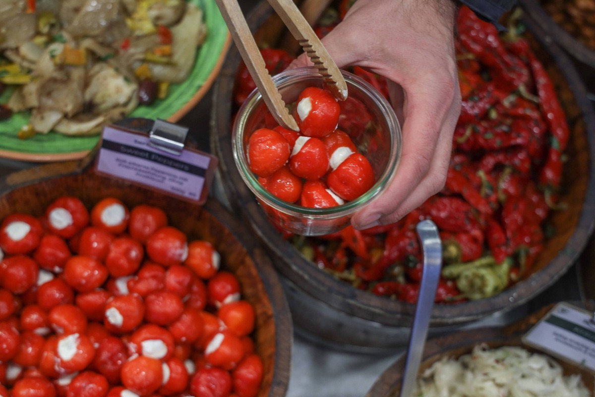 Abfallvermeidung durch mehr Mehrweg auf dem Markt am Dom DEU, Deutschland, Nordrhein-Westfalen, Münster, 30.11.2022: Initiative Münster für Mehrweg unterstützt Mehrweg-Alternativen. Aktion Halts hin - ...