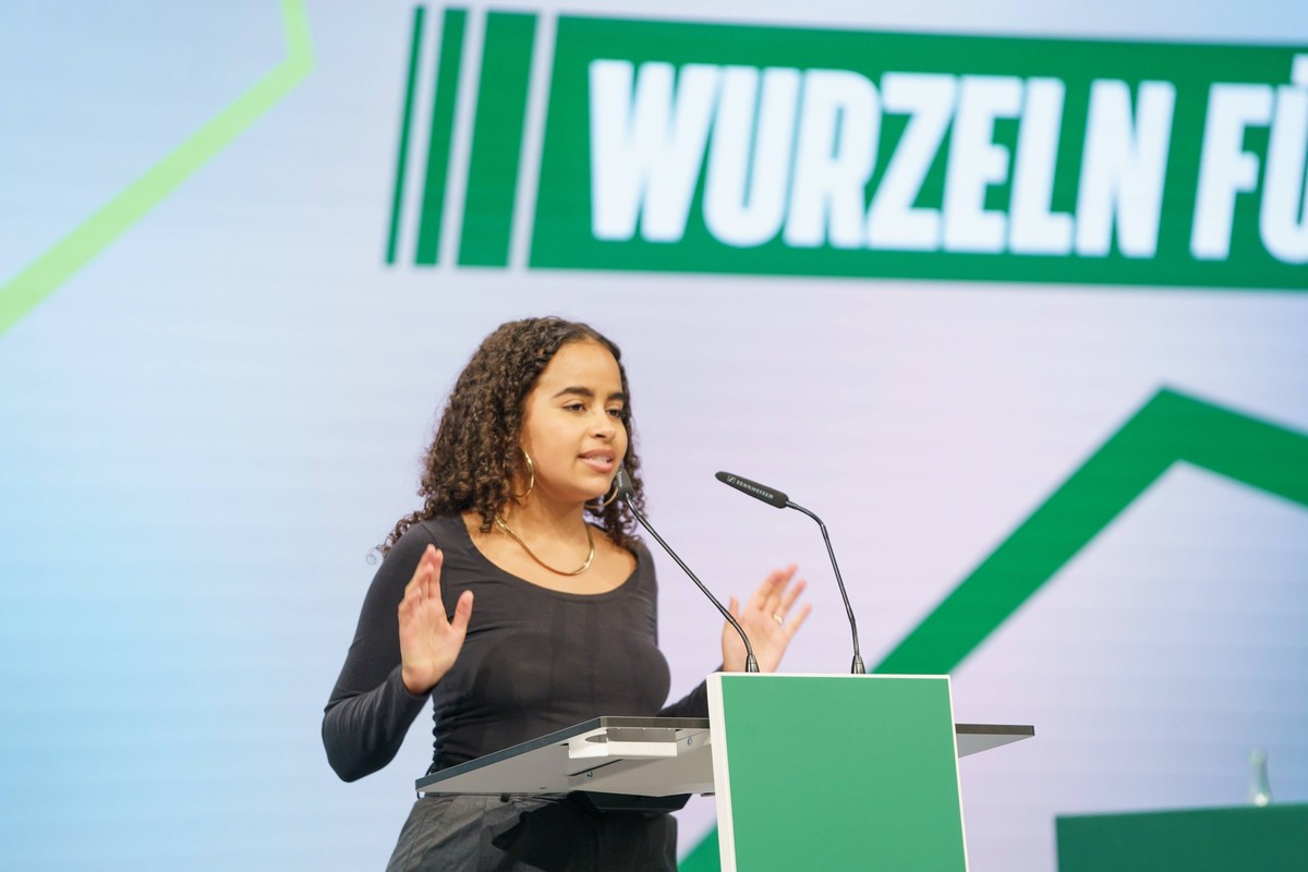 BÜNDNIS 90/DIE GRÜNEN Bund-Länder-Forum in Berlin zur Entscheidung über die Annahme des Koalitionsvertrags im Rahmen einer geplanten Ampelkoalition bestehend aus SPD, FDP und Grüne Sarah-Lee Heinrich  ...