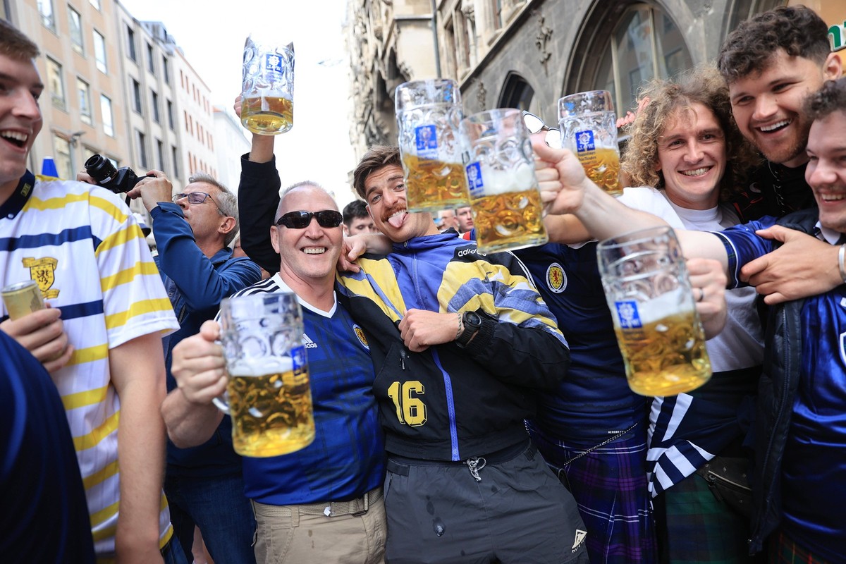 Football - UEFA EURO, EM, Europameisterschaft,Fussball 2024 - Previews 13th June 2024 - UEFA EURO 2024 - Previews - Scotland fans enjoy their beers - Photo: Simon Stacpoole / Offside. Munich Germany * ...