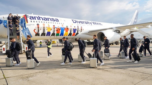 Die Mannschaft kommen zum Flug. Flugzeug der Lufthansa mit Diversity Wins bringt die Nationalmannschaft zum Trainingslager in den Oman und zur WM nach Katar, Serge Gnabry, Torwart/Goalie Kevin Trapp D ...