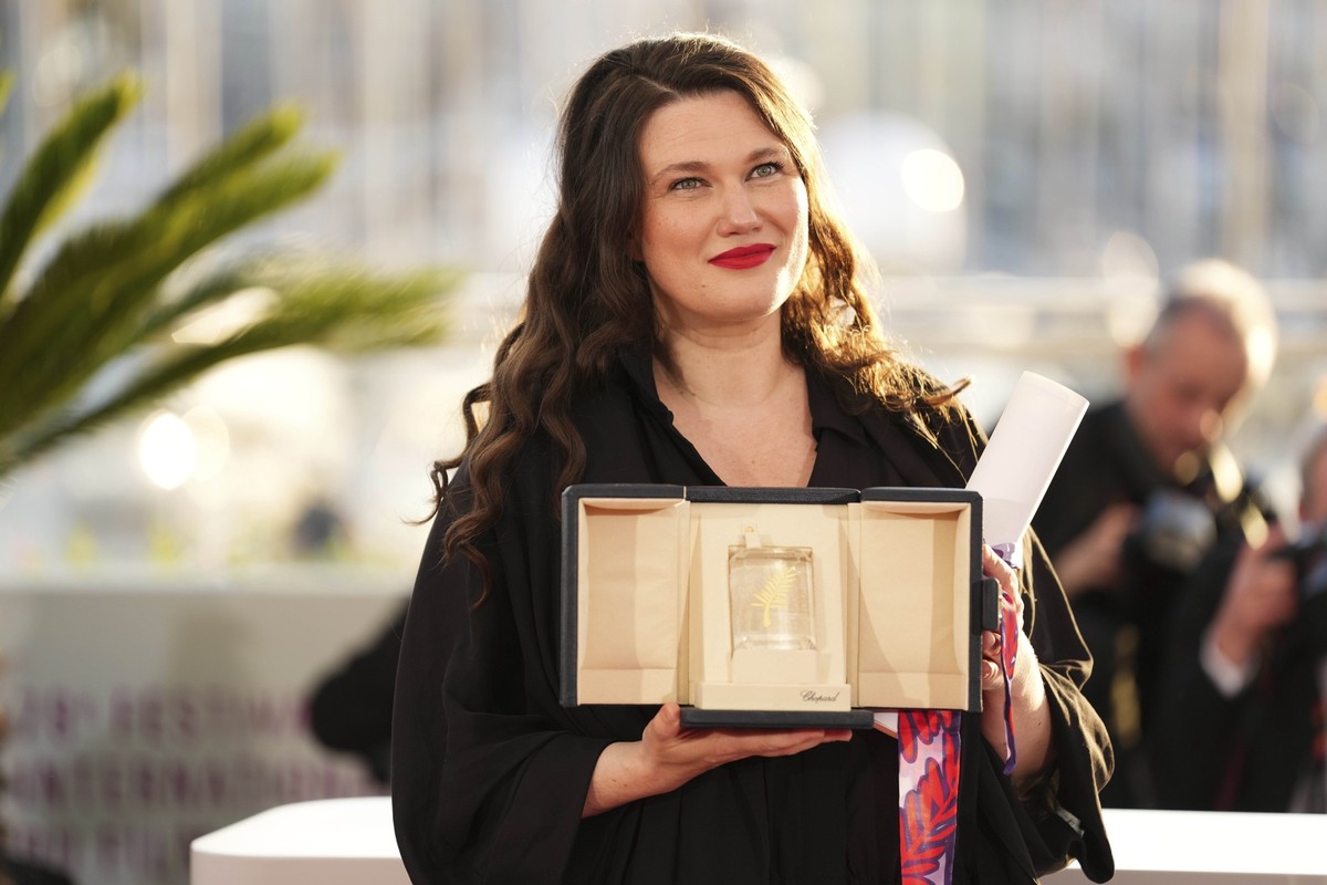 dpatopbilder - 24.05.2025, Frankreich, Cannes: Mascha Schilinski, Gewinnerin des Jurypreises für den Film &quot;Sound of Falling&quot;, steht mit ihrer Auszeichnung für die Fotografen beim Fototermin  ...