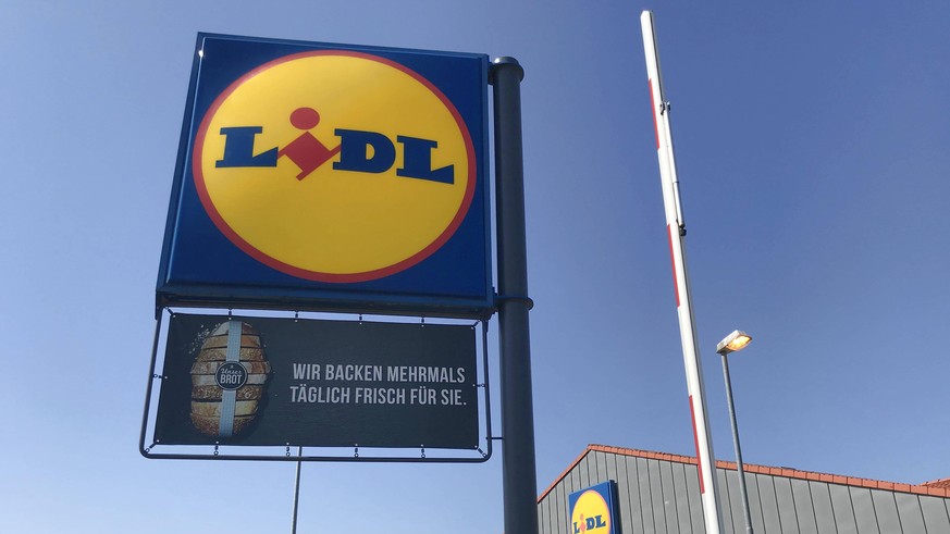 Logo der Discounter Kette Lidl an einer Filiale 09.04.2020 *** Logo of the discount chain Lidl at a branch 09 04 2020