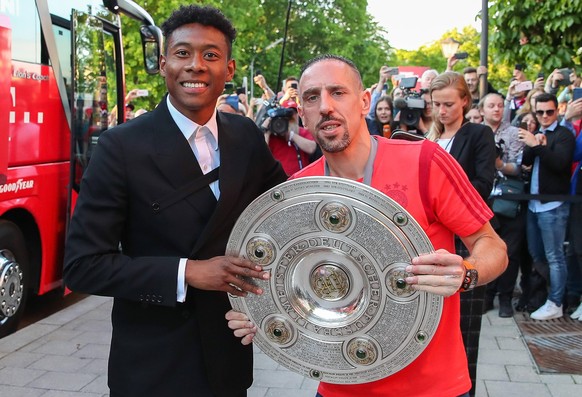 David Alaba (l.) und Franck Ribéry feiern die Meisterschaft 2019 gemeinsam