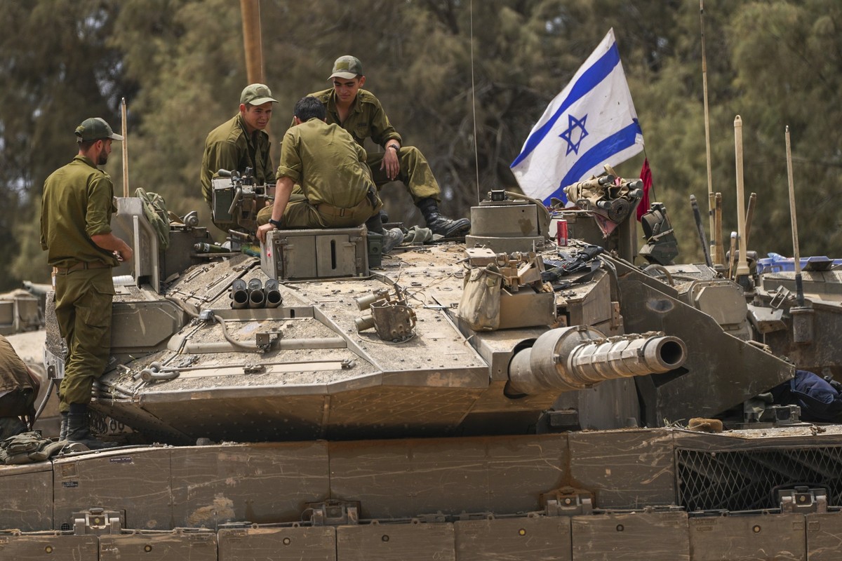 29.05.2024, Israel, Israel-Gaza-Grenze: Israelische Soldaten arbeiten an einem Panzer in der Nähe der Grenze zwischen Israel und Gaza, im Süden Israels. Foto: Tsafrir Abayov/AP/dpa +++ dpa-Bildfunk ++ ...
