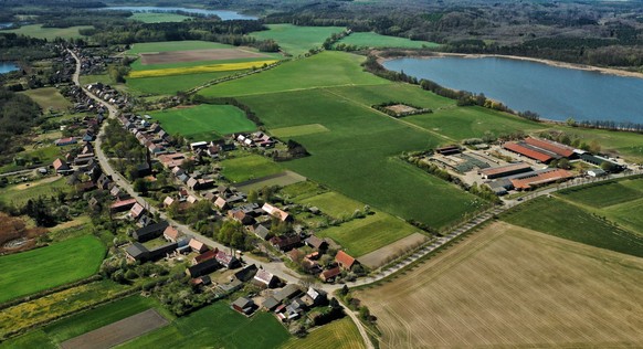 Das Ökodorf Brodowin (rechts) ist der größte Demeter-Betrieb Deutschlands.