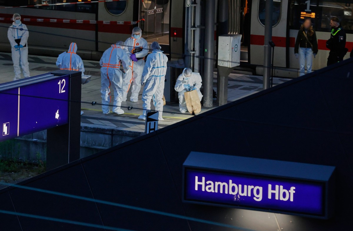 23.05.2025, Hamburg: Polizei und Spurensicherung im Einsatz nahe des Tatorts. Bei einem Messerangriff im Hamburger Hauptbahnhof sind mehrere Menschen schwer verletzt worden. Foto: Georg Wendt/dpa +++  ...