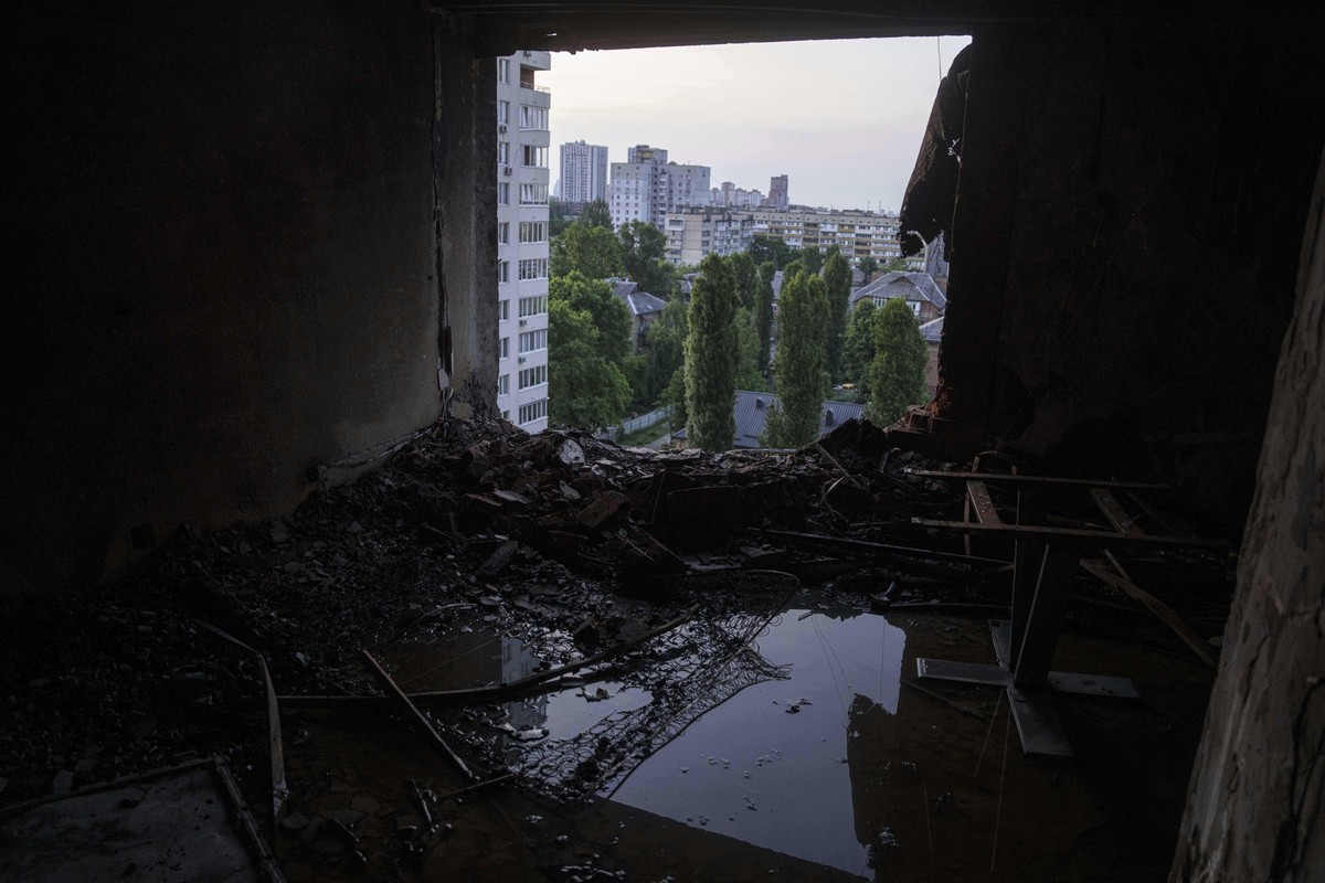 06.06.2025, Ukraine, Kiew: Eine Wohnung eines mehrstöckigen Wohngebäudes ist nach einem russischen Drohnenangriff auf Kiew, Ukraine, beschädigt. Foto: Evgeniy Maloletka/AP/dpa +++ dpa-Bildfunk +++