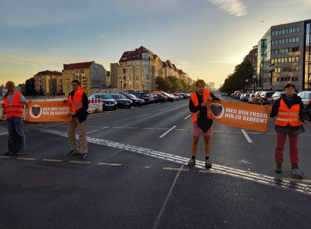 Die Aktivist:innen der Letzten Generation beharren darauf, friedlich für mehr Klimagerechtigkeit zu protestieren.
