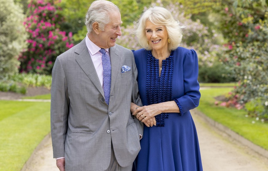 dpatopbilder - HANDOUT - 10.04.2024, Großbritannien, London: Der britische König Charles III. und Königin Camilla stehen an dem Tag nach ihrem 19. Hochzeitstag im Garten des Buckingham Palace. Dieses  ...