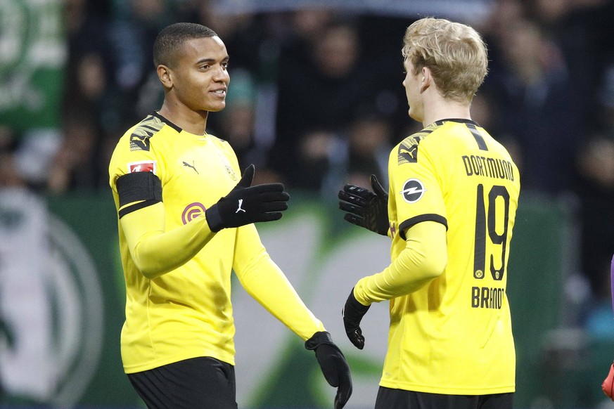 22.02.2020, wohninvest WESERSTADION, Bremen, Ligaspiel, 1. Bundesliga, SV Werder Bremen vs Borussia Dortmund, im Bild Manuel Akanji 16, Dortmund und Julian Brandt 19, Dortmund freuen sich nach dem Sie ...