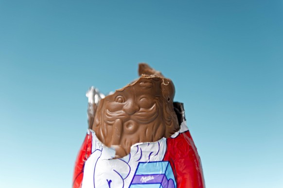 Ein angebissener Schokoladenweihnachtsmann, aufgenommen am Dienstag (03.12.13). RM001

a Angebissener Chocolate Santa Claus Date at Tuesday 03 12 13