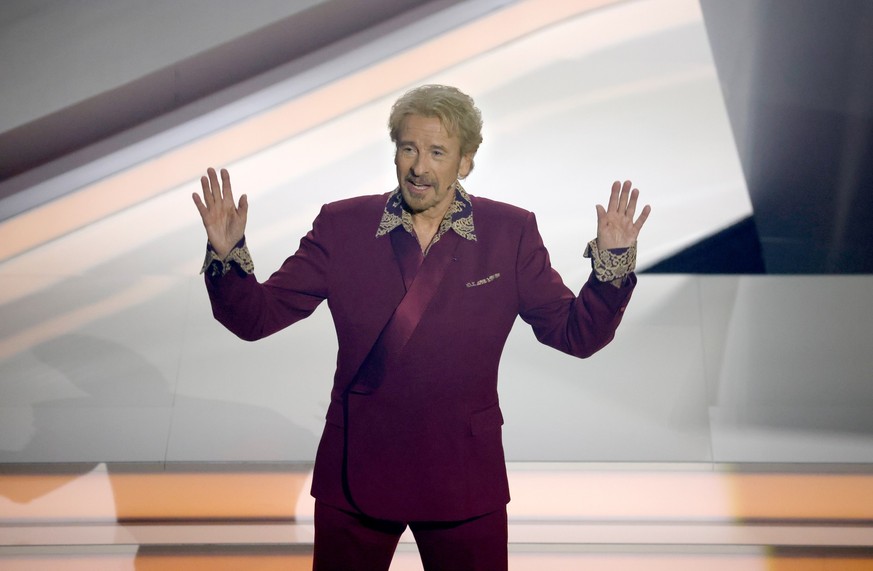 25.11.2023, Baden-Württemberg, Offenburg: Moderator Thomas Gottschalk ( ) kommt zu Beginn der ZDF-Show &quot;Wetten, dass..?&quot; auf die Bühne. Gottschalk moderiert zum letzten Mal «Wetten, dass..?» ...