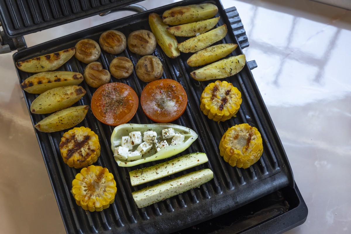 Electric grill with spicy potatoes, mushrooms and vegetables, Electric grill with spicy potatoes, mushrooms and vegetables, Electric grill with spicy potatoes, mushrooms and vegetables, 10.11.2021, Co ...