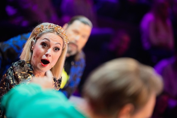 30.10.2021, Nordrhein-Westfalen, Köln: Ruth Moschner aus dem Rateteam sitzt mit offenen Mund in der Prosieben-Show &quot;The Masked Singer&quot;. Foto: Rolf Vennenbernd/dpa +++ dpa-Bildfunk +++