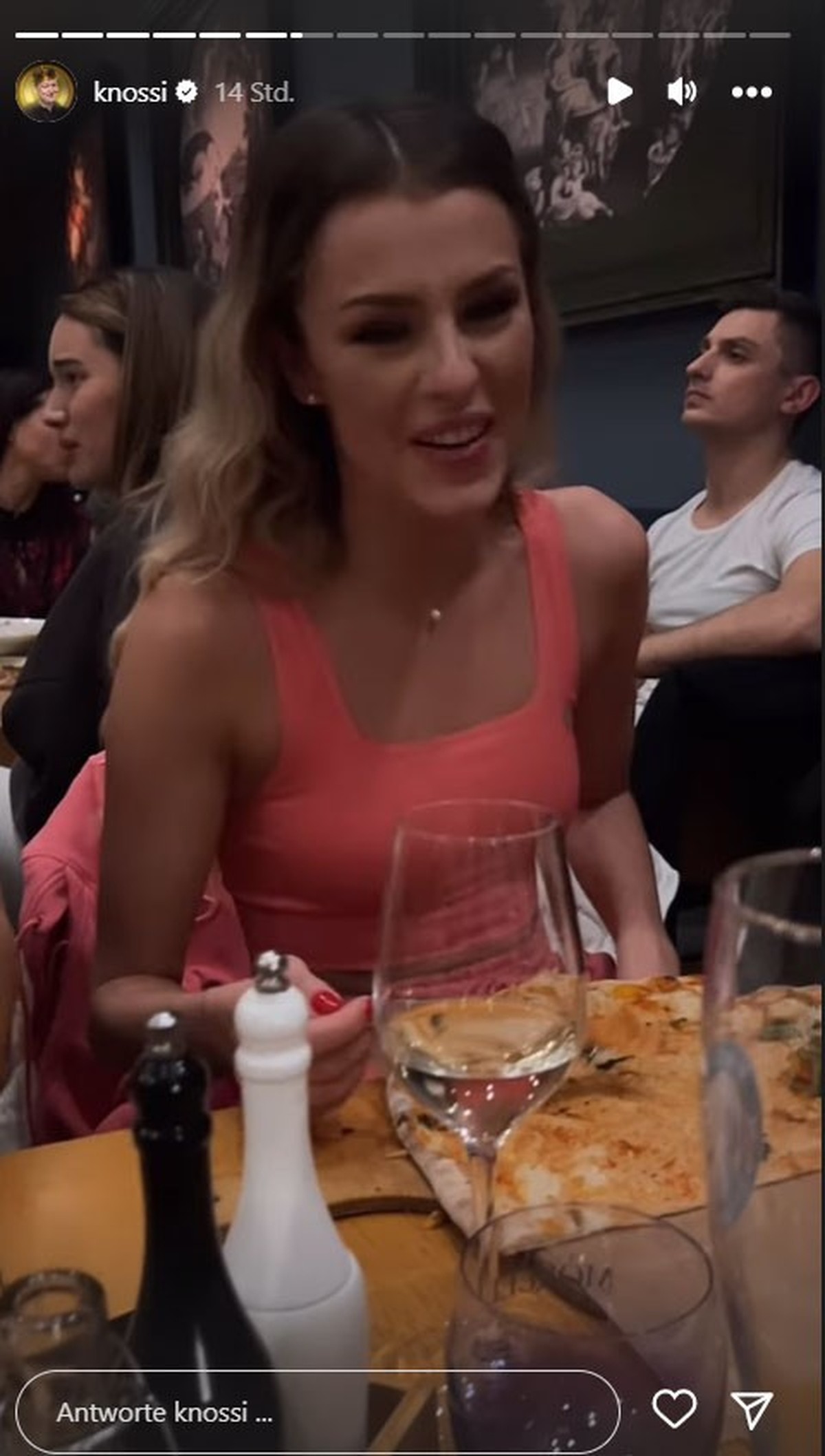 Patricija Ionel isst nur den Belag ihrer Pizza.