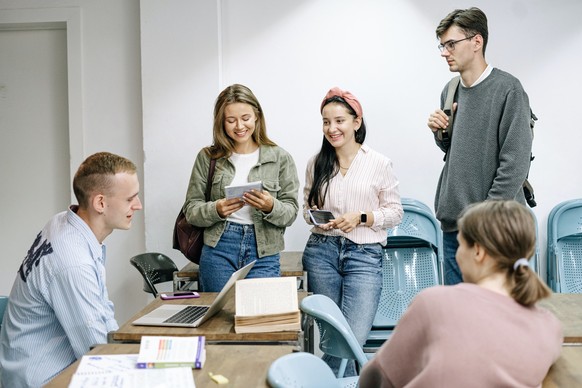 Schüler und Schülerinnen in der Gruppe