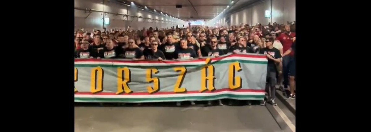 Mit provokanten Plakaten und dem Skandal-Song des Jahres ziehen die ungarischen Fans durch Stuttgart.